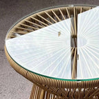 Okrągły stolik kawowy rattanowy w stylu boho — 40 cm, szkło hartowane, naturalny beż - Zeleno