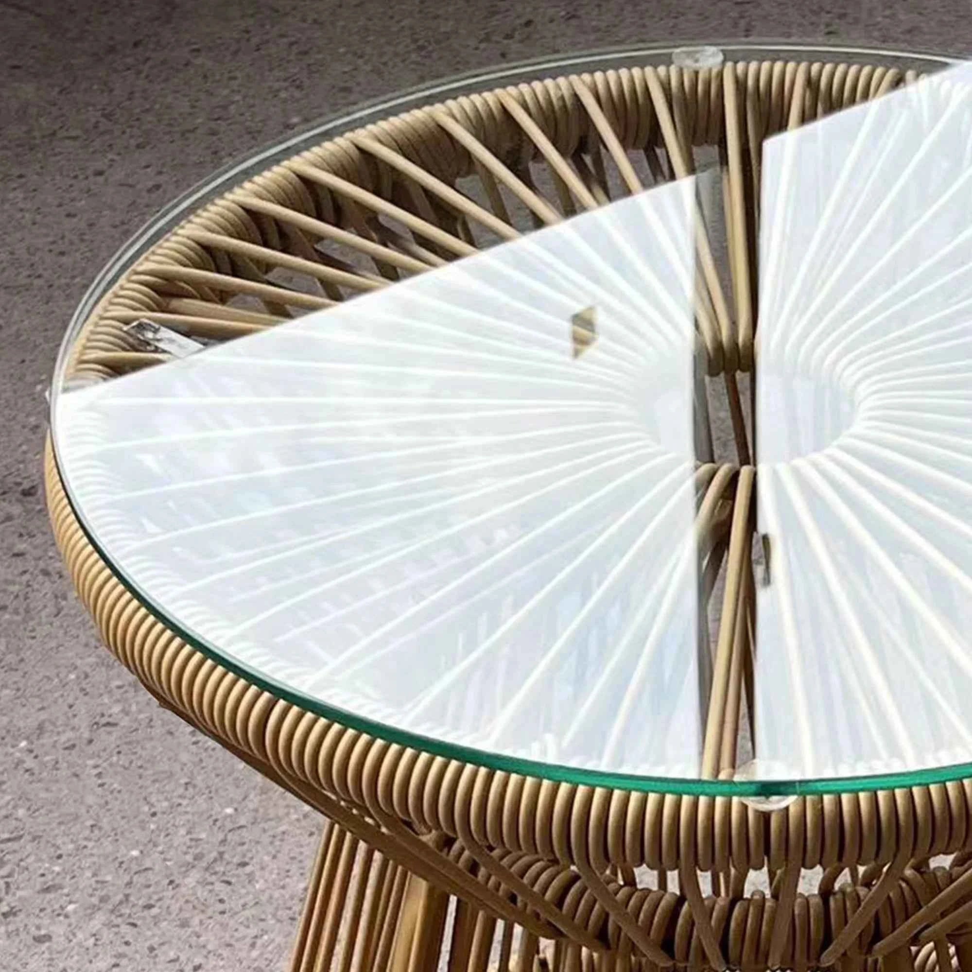 Okrągły stolik kawowy rattanowy w stylu boho — 40 cm, szkło hartowane, naturalny beż - Zeleno