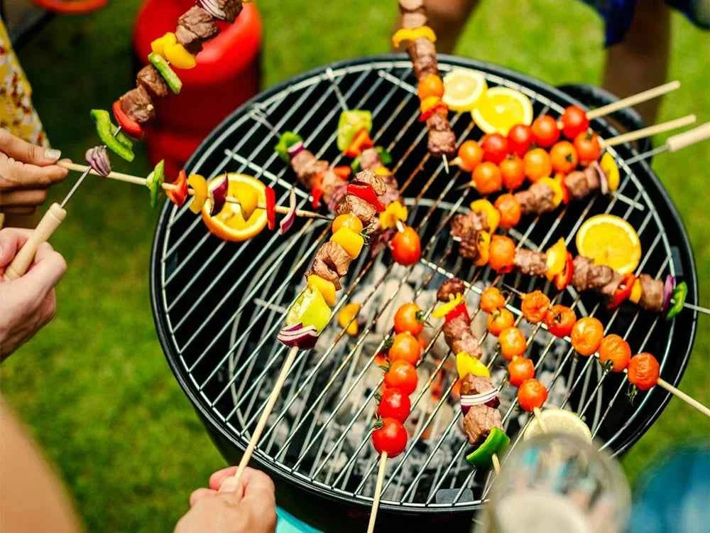Grill węglowy kulisty z pokrywą — przenośny, z półką i popielnikiem - Zeleno