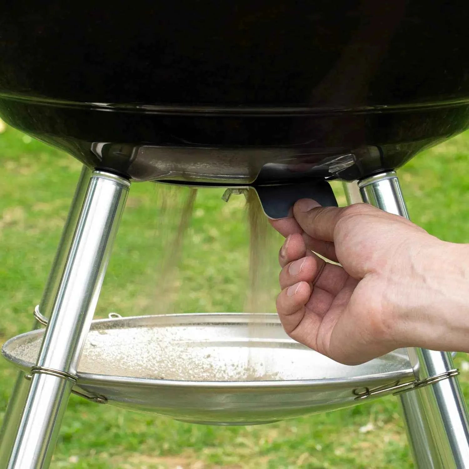 Grill węglowy kulisty z pokrywą — przenośny, z półką i popielnikiem - Zeleno