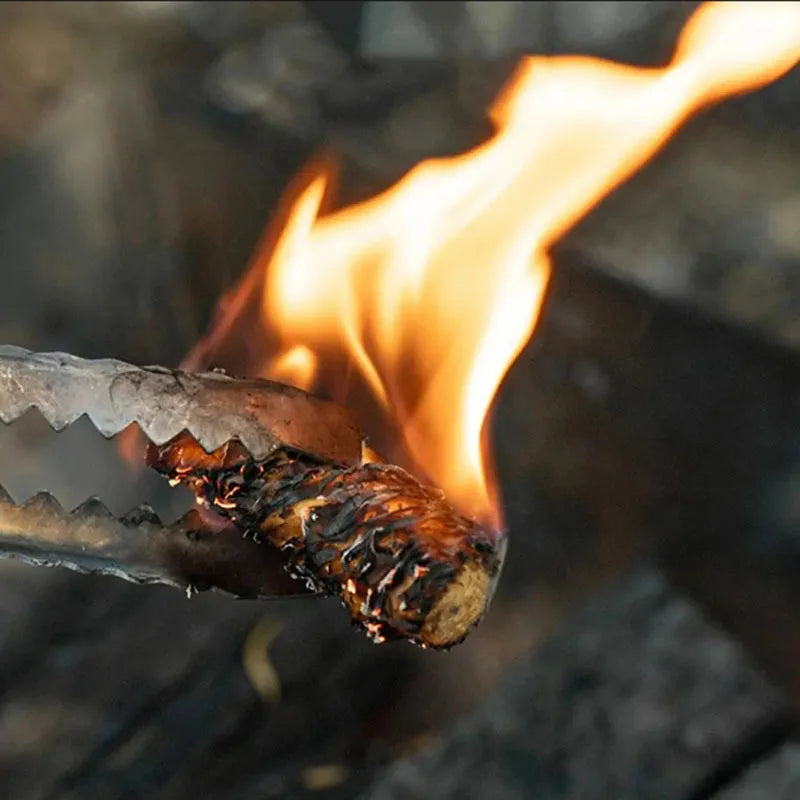 Zestaw naturalnych rozpałek Zeleno do kominków, grillów i ognisk, w opakowaniach 10, 30 lub 60 sztuk, widoczne rozpałki.